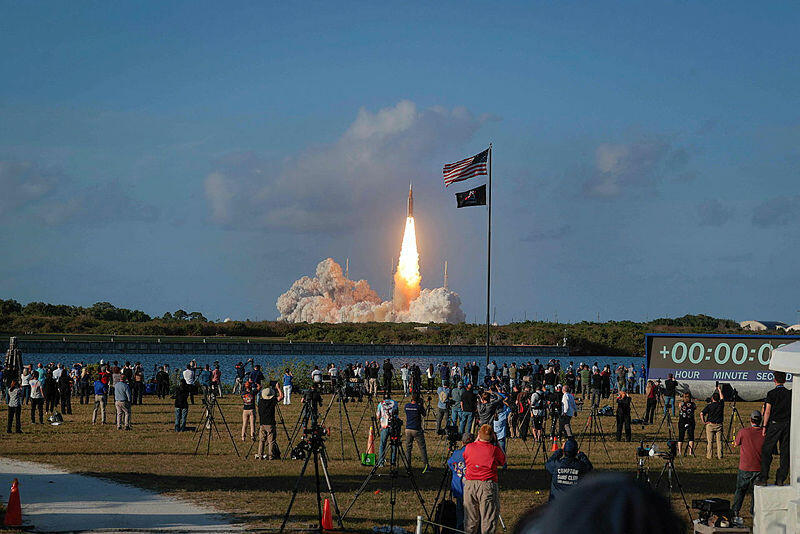אנשים צופים ב שיגור משימת ארטמיס 2 ב מרכז החלל קנדי בפלורידה