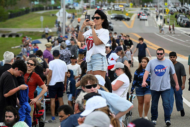טיטוסוויל פלורידה צופים ב שיגור 2 משימת חללית ארטמיס 2 נאס"א ירח חלל 2.4.26