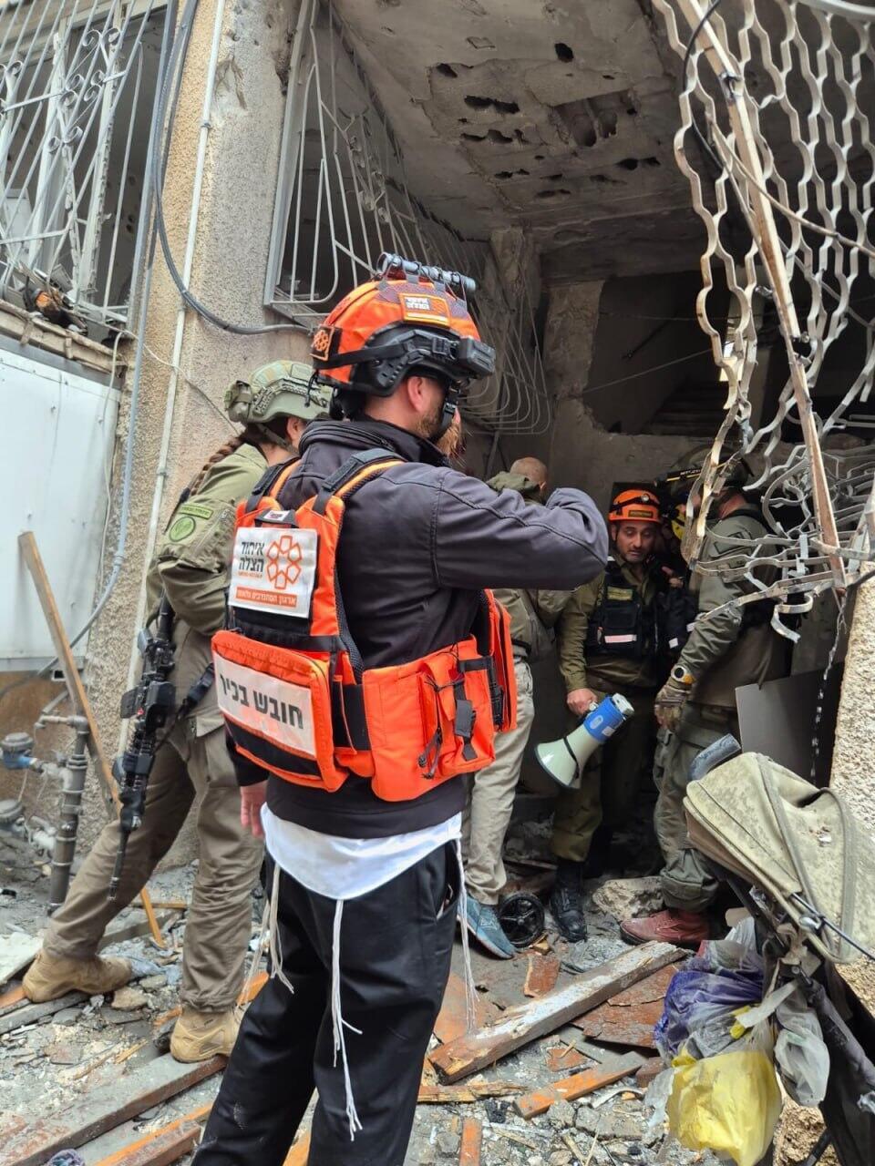 בני ברק (צילום: דוברות איחוד הצלה) בני ברק נפילה טיל מתפצל איראן שאגת הארי 3