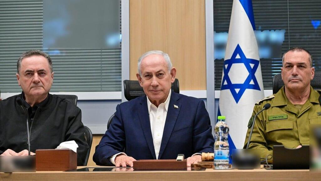 מימין: הרמטכ"ל אייל זמיר, ראש הממשלה בנימין נתניהו ושר האוצר ישראל כ"ץ, בהערכת מצב בקריה (צילום: קובי גדעון, לע"ם) מימין: הרמטכ"ל אייל זמיר, ראש הממשלה בנימין נתניהו ושר האוצר ישראל כ"ץ, בהערכת מצב בקריה