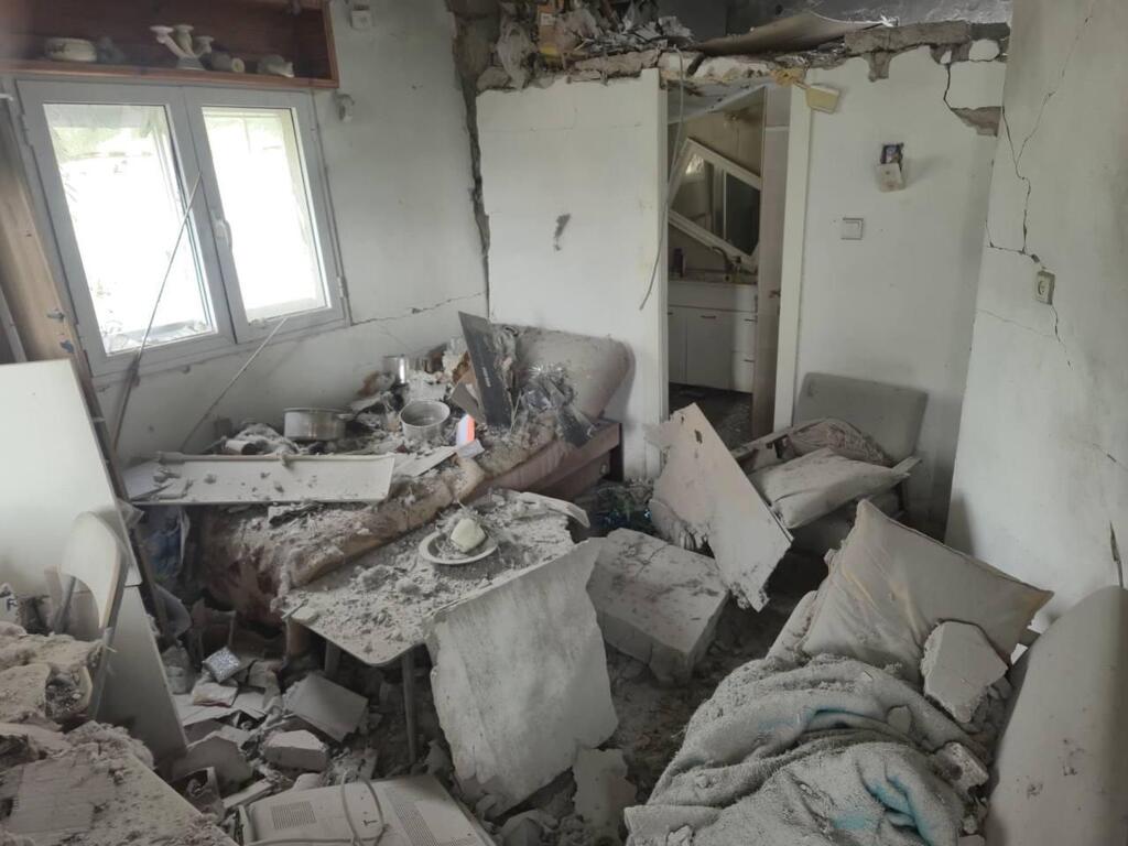 קריית אתא (צילום: דוברות איחוד הצלה) קריית אתא נזק פגיעת טיל איראן לבנון 1