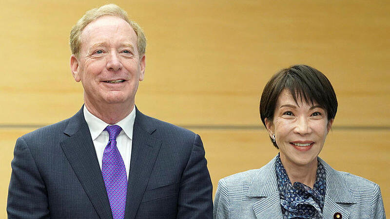 ראשת ממשלת יפן סנאה טקאיצ'י וסגן נשיא מיקרוסופט בראד סמית', היום (צילום: Kazuhiro Nogi/Pool Photo via AP) ראשת ממשלת יפן סנאה טאקאיצ'י ו סגן נשיא מיקרוסופט בראד סמית' 3.4.26