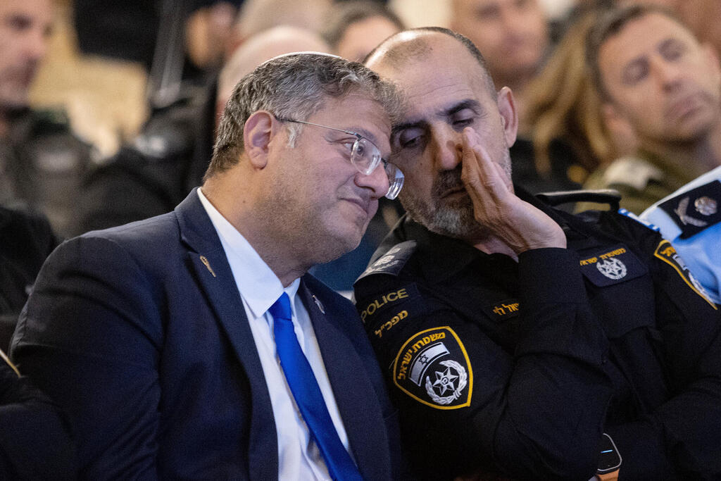 מימין מפכ"ל המשטרה דני לוי והשר לביטחון לאומי איתמר בן גביר בטקס החלפת מפקד מחוז ירושלים