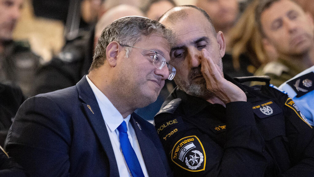 דני לוי, איתמר בן גביר (צילום: אלכס קולומויסקי) מימין מפכ"ל המשטרה דני לוי והשר לביטחון לאומי איתמר בן גביר בטקס החלפת מפקד מחוז ירושלים