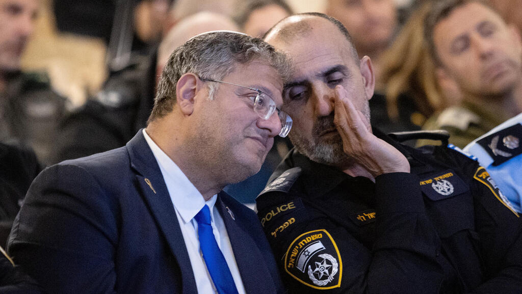 מימין מפכ"ל המשטרה דני לוי והשר לביטחון לאומי איתמר בן גביר. שופטי בג"ץ לא יוכלו לטעון "לא ידענו" (צילום: אלכס קולומויסקי) מימין מפכ"ל המשטרה דני לוי והשר לביטחון לאומי איתמר בן גביר בטקס החלפת מפקד מחוז ירושלים