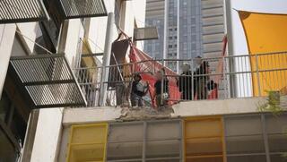 כוחות פיקוד העורף בבית הספר שנפגע ליד הקריה