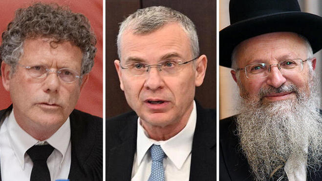 מימין: הרב של צפת שמואל אליהו, שר המשפטים יריב לוין ונשיא העליון יצחק עמית. הפרקליטות אשמה בעיכובים ובדיון שהתקיים בסוף ביום שבת לנוכח דחיפות בקבלת ההחלטה (צילומים: אוהד צויגנברג, חיים צח/ לע״מ, אלכס קולומויסקי) מימין הרב של צפת שמואל אליהו שר המשפטים יריב לוין ונשיא העליון יצחק עמית