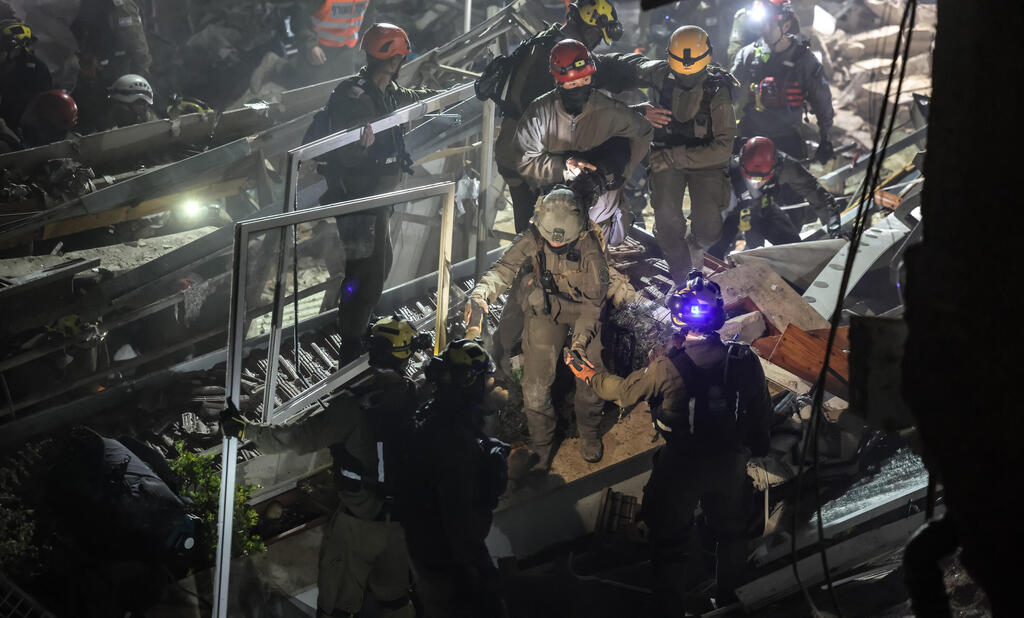 הזירה בחיפה (צילום: גיל נחושתן) חיפה פגיעה ישירה מבנה בניין נפילה ירי שיגור איראן נזקים הריסות אש עשן חיפושים נעדרים 3