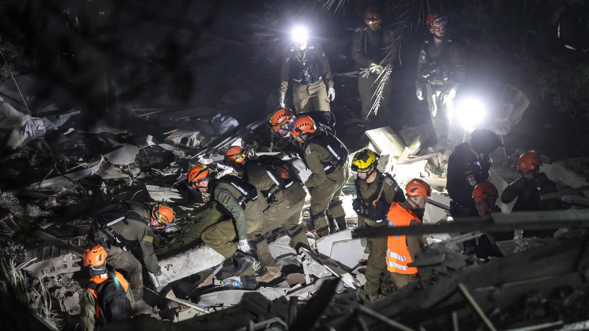 חיפה מאמצי חילוץ פיקוד העורף בניין קר לכודים