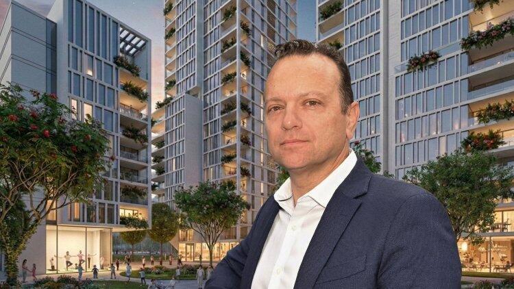 מנכ"ל אזורים עדי דנה על רקע הדמיית הפרויקט (תמר מצפי, זית לב אדריכלים) מנכל אזורים עדי דנה על רקע הדמיית פרויקט התחדשות ב פתח תקווה