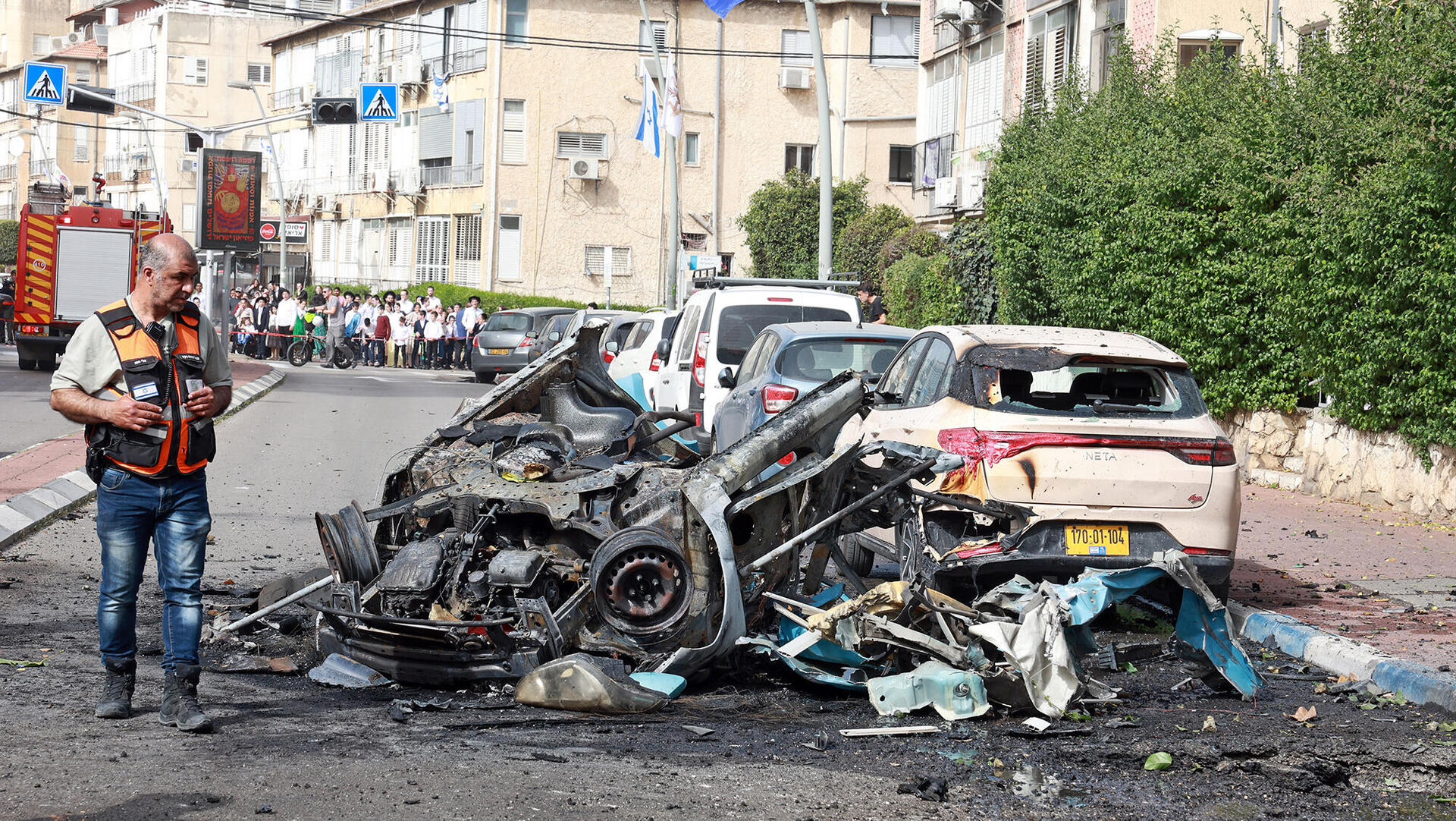 זירת הרס באזור רמת גן גבעתיים בעקבות נפילת טיל מ איראן