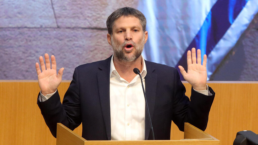 שר האוצר בצלאל סמוטריץ במהלך הצבעות על תקציב המדינה במליאת הכנסת (צילום: גיל יוחנן) שר האוצר בצלאל סמוטריץ במהלך הצבעות על תקציב המדינה ב מליאת הכנסת