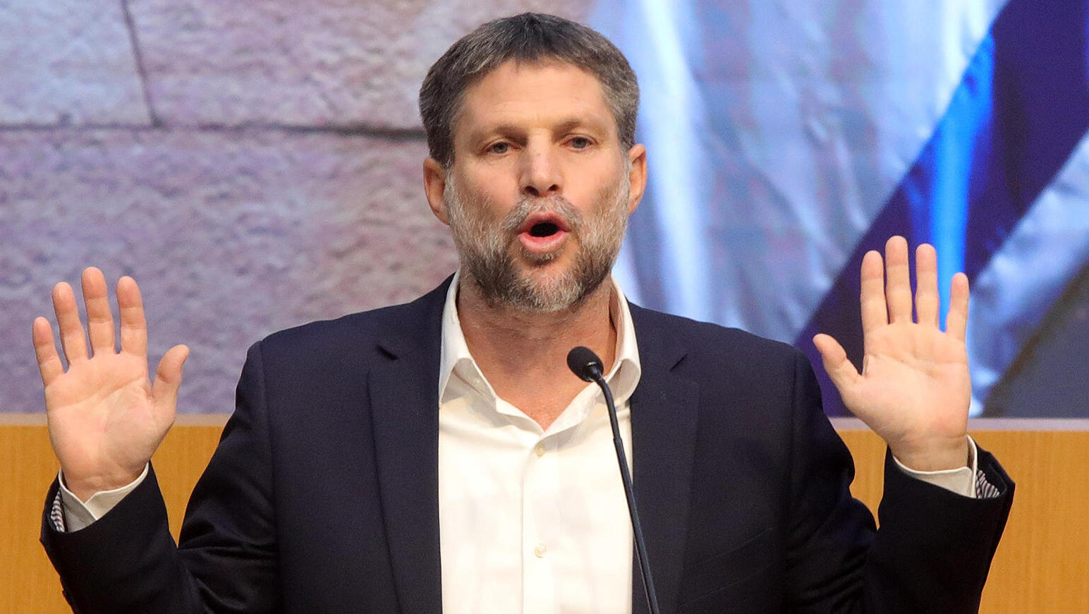 שר האוצר בצלאל סמוטריץ במהלך הצבעות על תקציב המדינה ב מליאת הכנסת