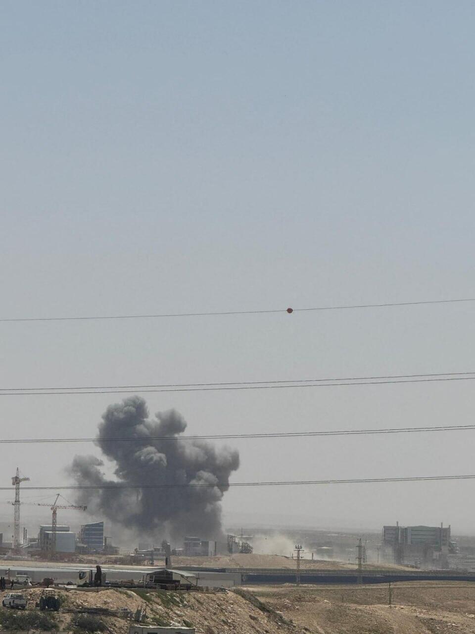 עשן לאחר הפגיעה בנאות חובב (צילום: שימוש לפי סעיף 27א' בחוק זכויות יוצרים) נפילה רסיס נפל עשן נאות חובב נגב שיגורים 5.4.26