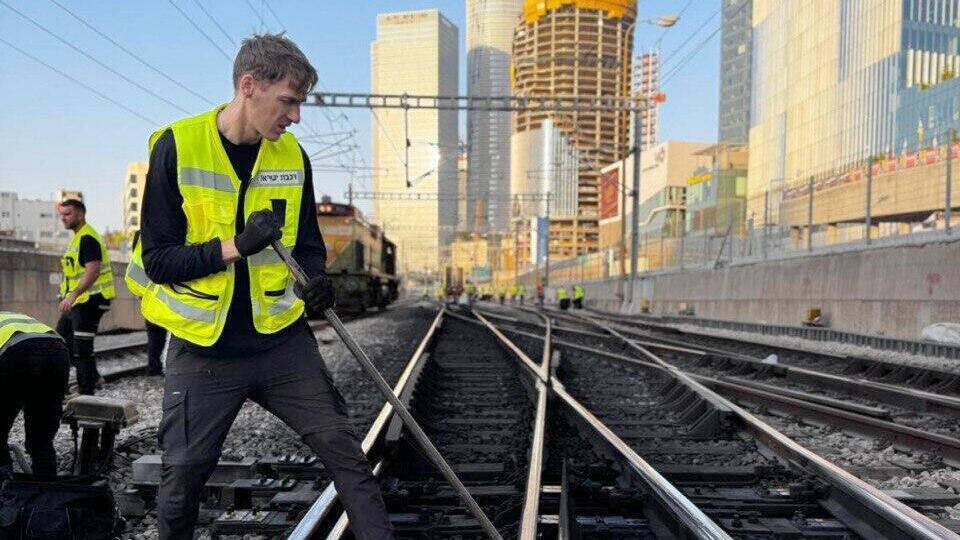 עבודות במסילת הרכבת לאחר ההשבתה באוגוסט. הפרות חוזרות של הקבלן הזר (צילום: רכבת ישראל) עבודות תשתית על מסילת מסילות רכבת ישראל