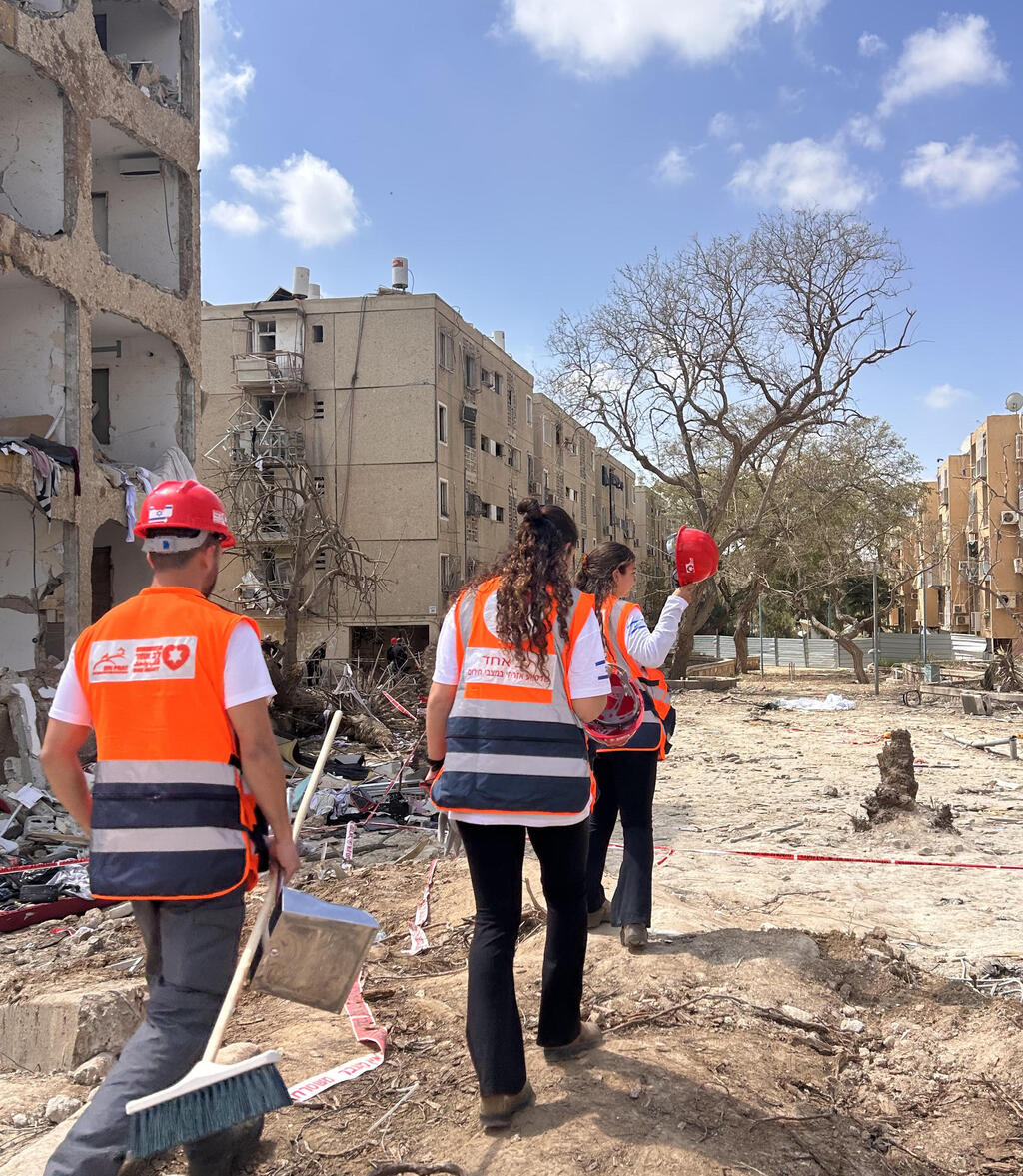 מתנדבי לב אחד בזירת הפגיעה בערד, לפני כשבועיים. חוסן הוא מה שמפגינים כל הפעילים בשטח, והמילואמניקים, וההורים, וגם מבקרי הממשלה (צילום: באדיבות עמותת לב אחד) מתנדבי לב אחד שאגת הארי מוסף