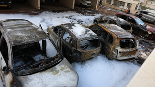 זירה פתח תקווה פגיעה רסיס טיל מתפצל רכבים שרופים