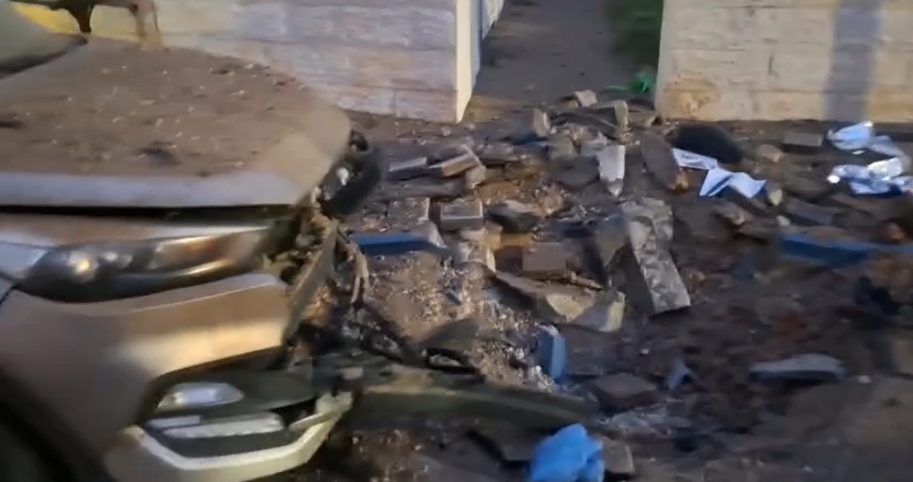 הרס בזירת נפילה בחיפה (צילום: דוברות מד"א) הרס ב זירת נפילה ב חיפה טיל איראני שאגת הארי איראן 6.4.26