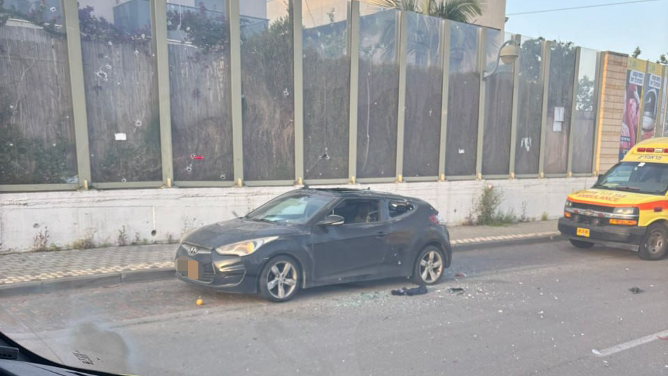 הזירה בפתח תקווה (צילום: תיעוד מבצעי מד"א) זירה פתח תקווה רכב נפגע פגיעה רסיס טיל הרס כביש 6.4.26