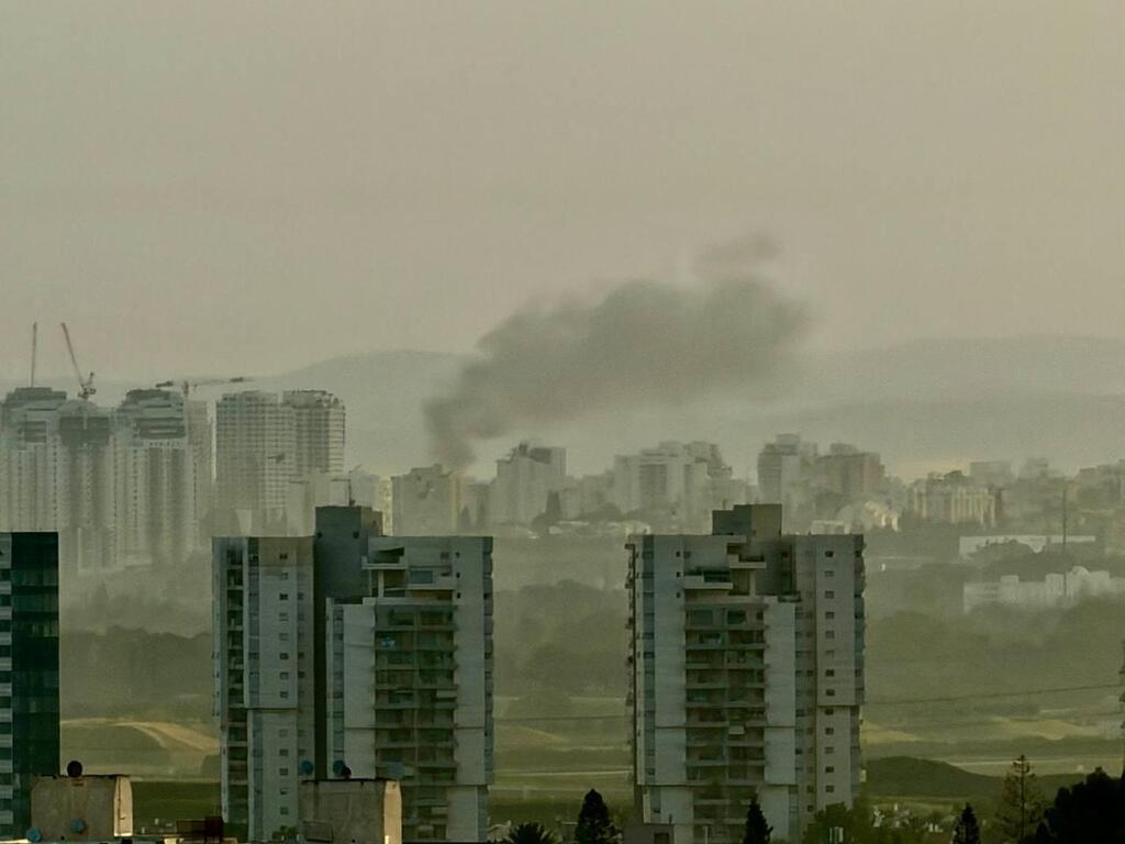 עשן מיתמר מנפילה בפ"ת (צילום: קובי קואנקס) זירת נפילה ב פתח תקווה איראן טיל איראני שאגת הארי 6.4.26
