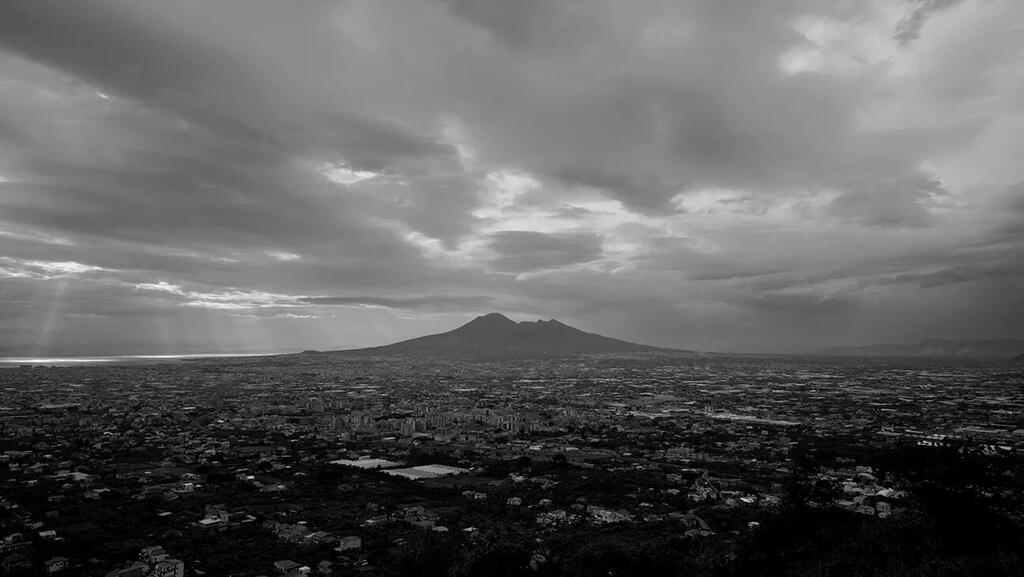 פנאי פומפיי מתחת לעננים הר הגעש בסרט