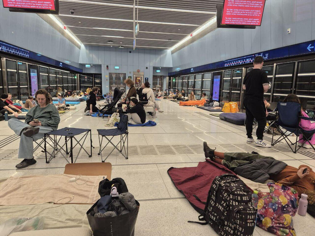 אנשים מתמגנים ב תחנת ביאליק ב רמת גן בזמן ה מלחמה עם איראן