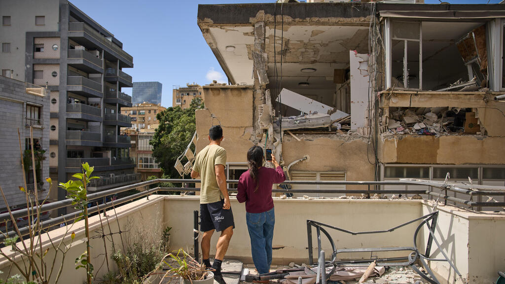 הרס ברמת גן, בעקבות פגיעת טיל איראני (צילום: AP Photo/Oded Balilty) הרס ב רמת גן 2 מ טיל איראני מלחמה עם איראן 6.4.26
