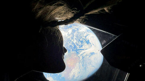 צפו: צוות ארטמיס 2 מקיף את הירח - ועושה היסטוריה