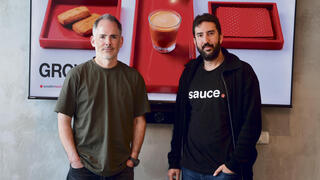 מימין מיכה קאופמן מייסד ומנכ”ל מאשר עכשיו Fiverr ולי רן נבון, מנכ”ל Sauce