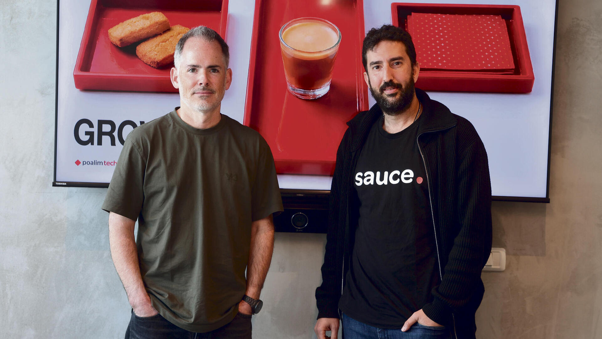 מימין מיכה קאופמן מייסד ומנכ”ל מאשר עכשיו Fiverr ולי רן נבון, מנכ”ל Sauce