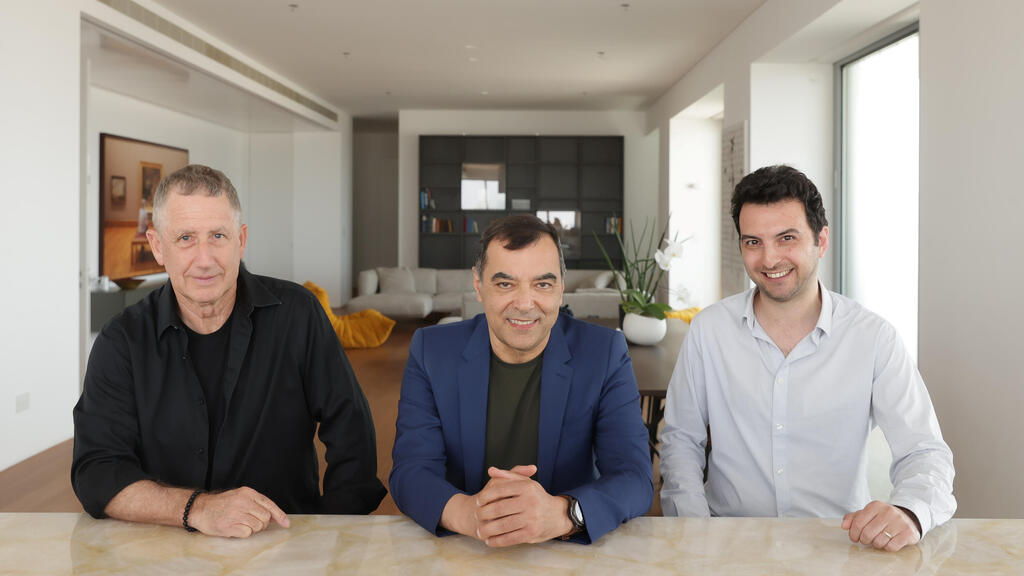 יואב שוהם (משמאל), עם אורי גושן (מימין) ואמנון שעשוע מוסף