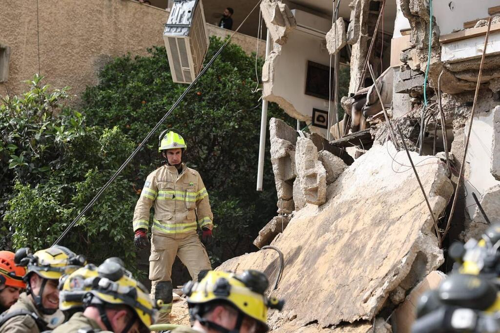 הזירה בחיפה (צילום: כבאות והצלה לישראל) חיפה חילוץ מבנה קרס טיל איראן שאגת הארי