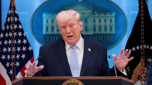 טראמפ מאיים במכסים של 50% על סין אם תספק לאיראן טילים