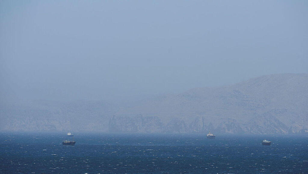 מכליות ב מצר הורמוז כפי שנשקף ממחוז מוסנדם בעומאן 8.4.26