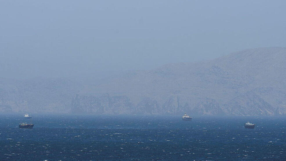 מכליות ב מצר הורמוז כפי שנשקף ממחוז מוסנדם בעומאן 8.4.26