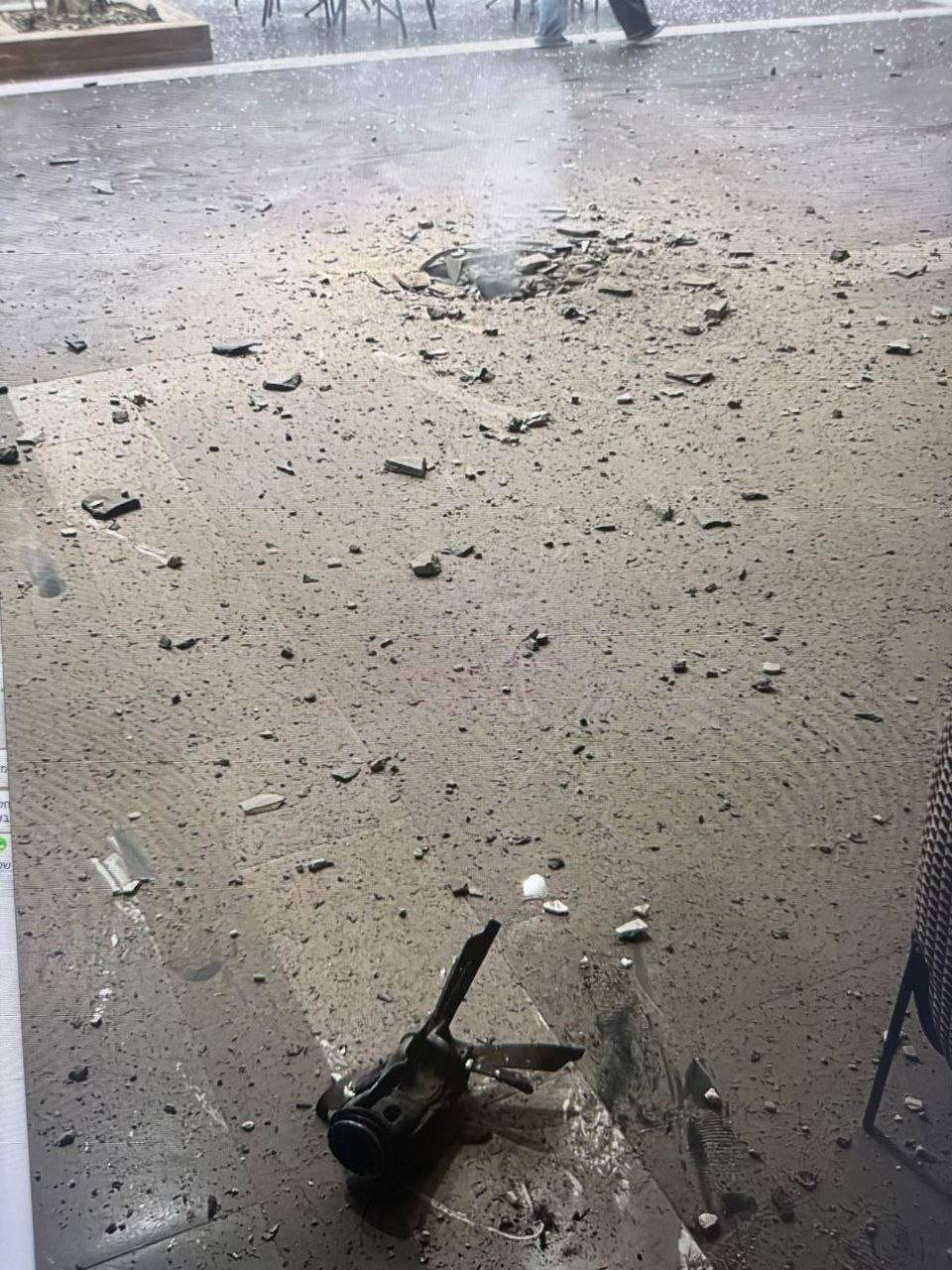 פתח תקווה, הלילה (צילום: מד"א) זירת נפילה ב פתח תקווה בעקבות שיגור מ איראן 8.4.26