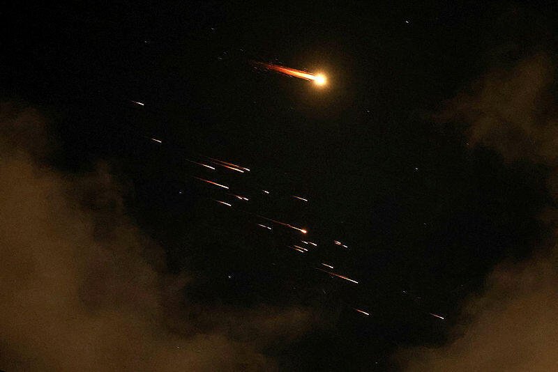 שיגור איראני לישראל, הלילה (צילום: ACK GUEZ / AFP) טיל מתפצל ששיגרה איראן מעל ישראל 8.4.26