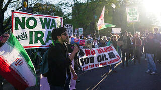 מפגינים נגד ה מלחמה עם איראן מחוץ לבית הלבן ב וושינגטון ארה"ב 8.4.26