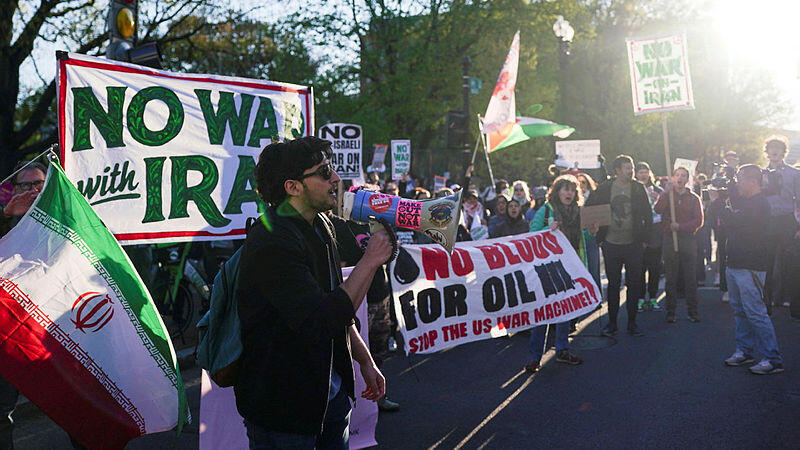 מפגינים נגד ה מלחמה עם איראן מחוץ לבית הלבן ב וושינגטון ארה"ב 8.4.26