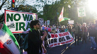 מפגינים נגד ה מלחמה עם איראן מחוץ לבית הלבן ב וושינגטון ארה"ב 8.4.26