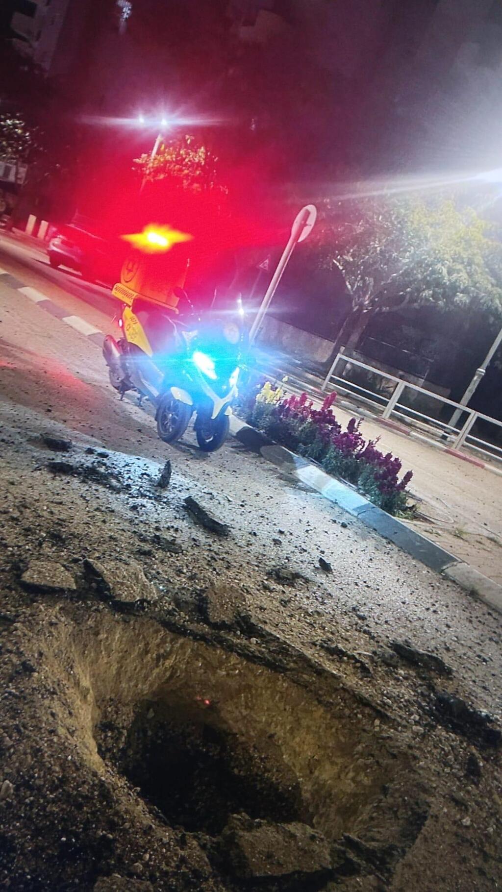 זירת נפילה בבאר שבע, הלילה (צילום: מד"א) זירת נפילה ב באר שבע בעקבות שיגור מ איראן 8.4.26