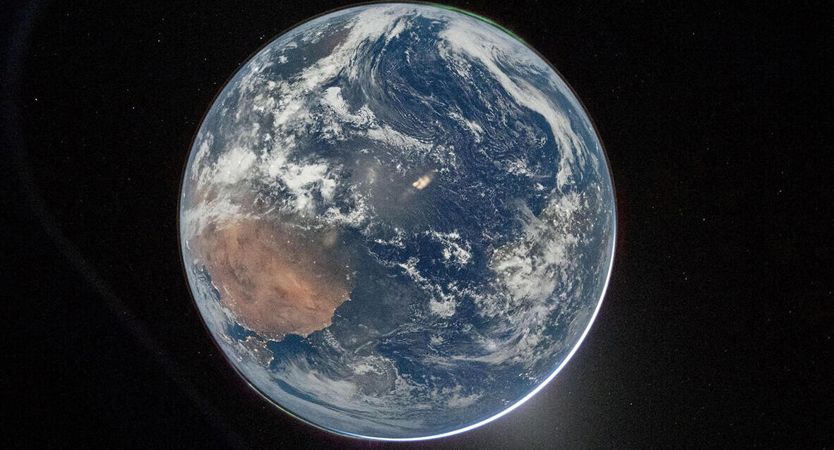 פוטו ירח ארטמיס כדור הארץ