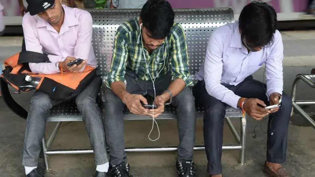 אזרחים הודים גולשים במכשירים הניידים. המשפיענים פחות ישפיעו? (צילום: גטי אימג'ס) הודים גולשים ב נייד