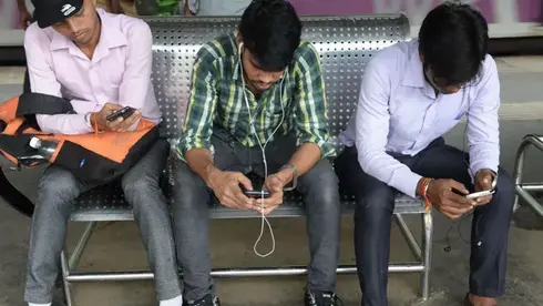 "יותר חסימות": הודו תגביר את הפיקוח על משפיעני רשת ופודקאסטים