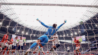 אחד השערים שספגה טוטנהאם בתבוסה הביתית לנוטינגהאם פורסט בקרב התחתית בסוף מרץ