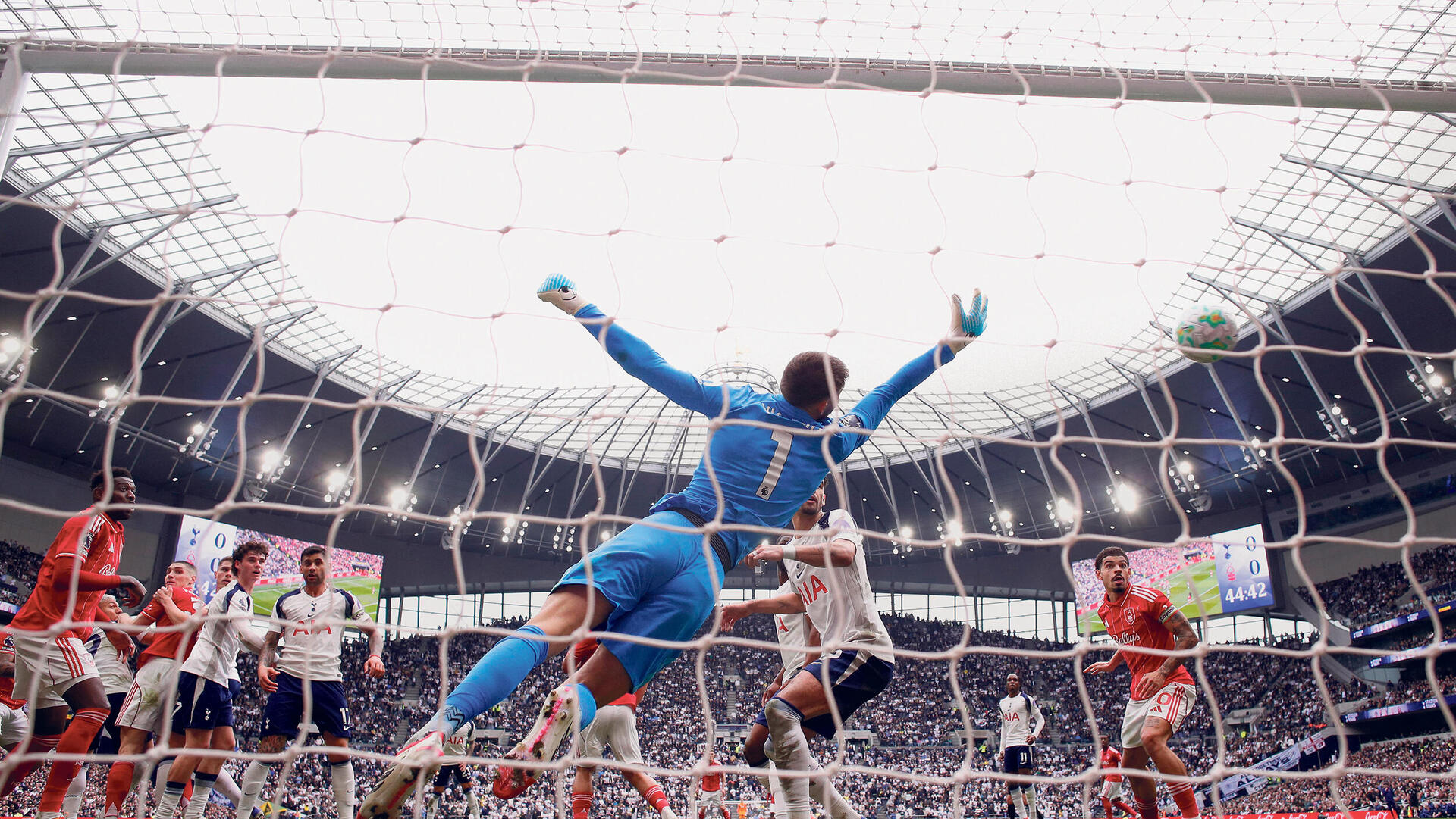 אחד השערים שספגה טוטנהאם בתבוסה הביתית לנוטינגהאם פורסט בקרב התחתית בסוף מרץ