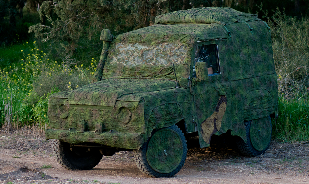 ג'יפ צבאי עם הסוואה של פיברוטקס