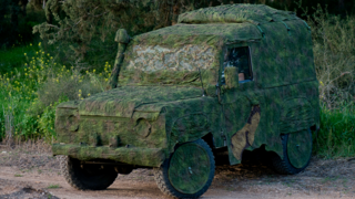 ג'יפ צבאי עם הסוואה של פיברוטקס