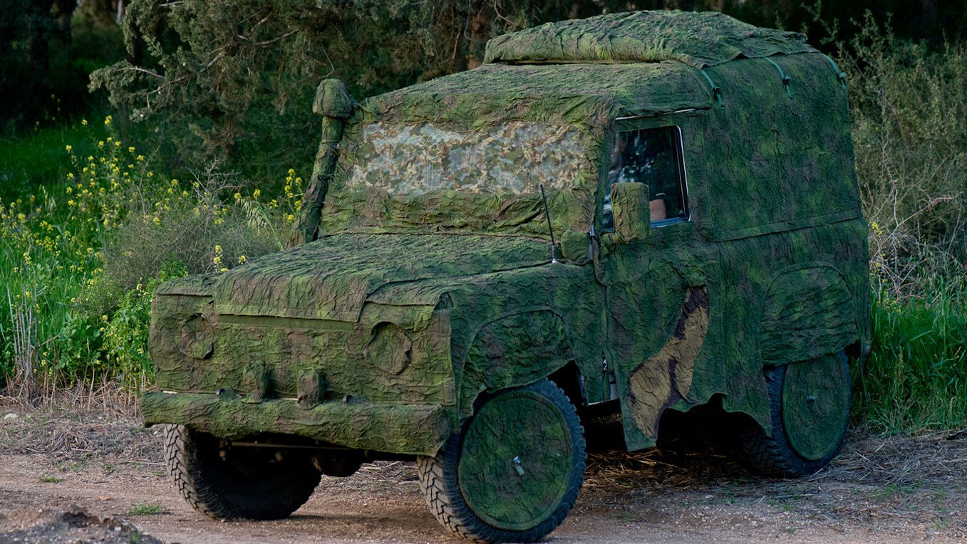 ג'יפ צבאי עם הסוואה של פיברוטקס