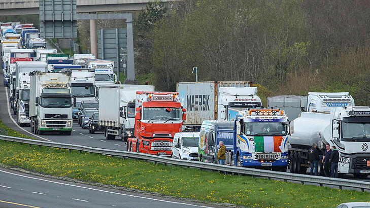 שיירות של מפגינים משאיות ב אירלנד מוחים על מחירי ה דלק הגבוהים 9.4.26